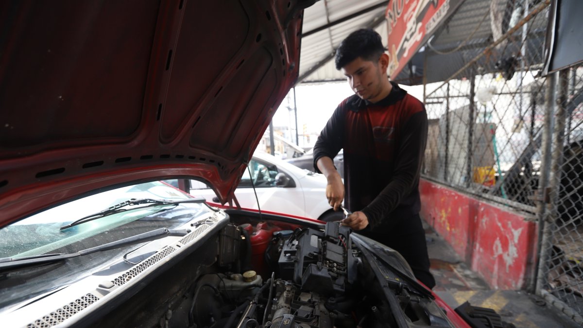 El chequeo de batería es crucial previo al invierno, pues el consumo de energía del carro aumenta por el uso de luces, limpiaparabrisas o a/c.