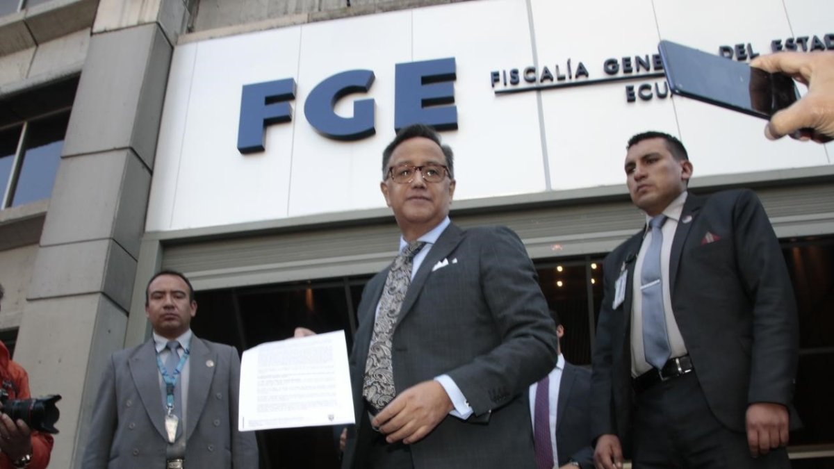 Entrega. El secretario de Seguridad Diego Ordóñez presentó una denuncia en la Fiscalía.