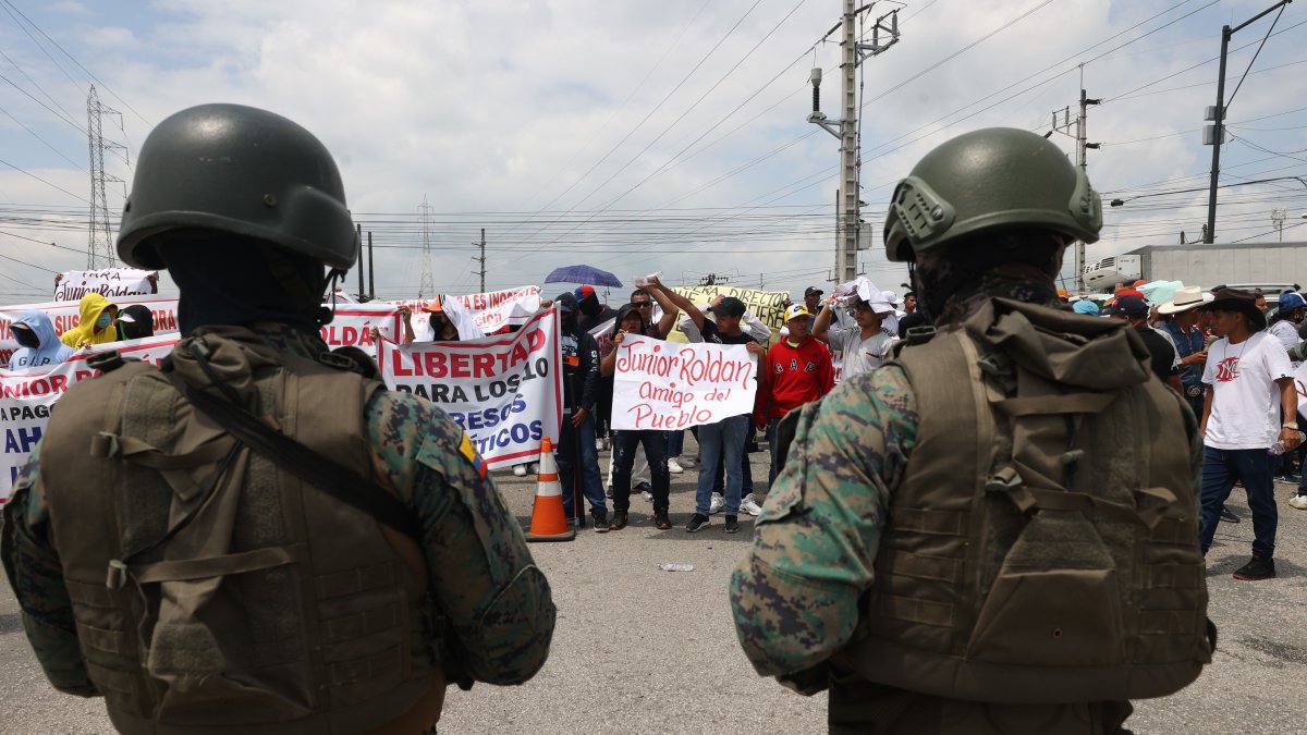 Ciudadanos que se identificaron como moradores del cantón El Triunfo se congregaron en los exteriores de la cárcel Regional en Guayaquil y obstaculizaron el paso