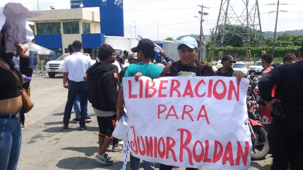 Familiares y allegados de alias JR piden su liberación en los exteriores del Centro de Privación de Libertad Zonal 8. 