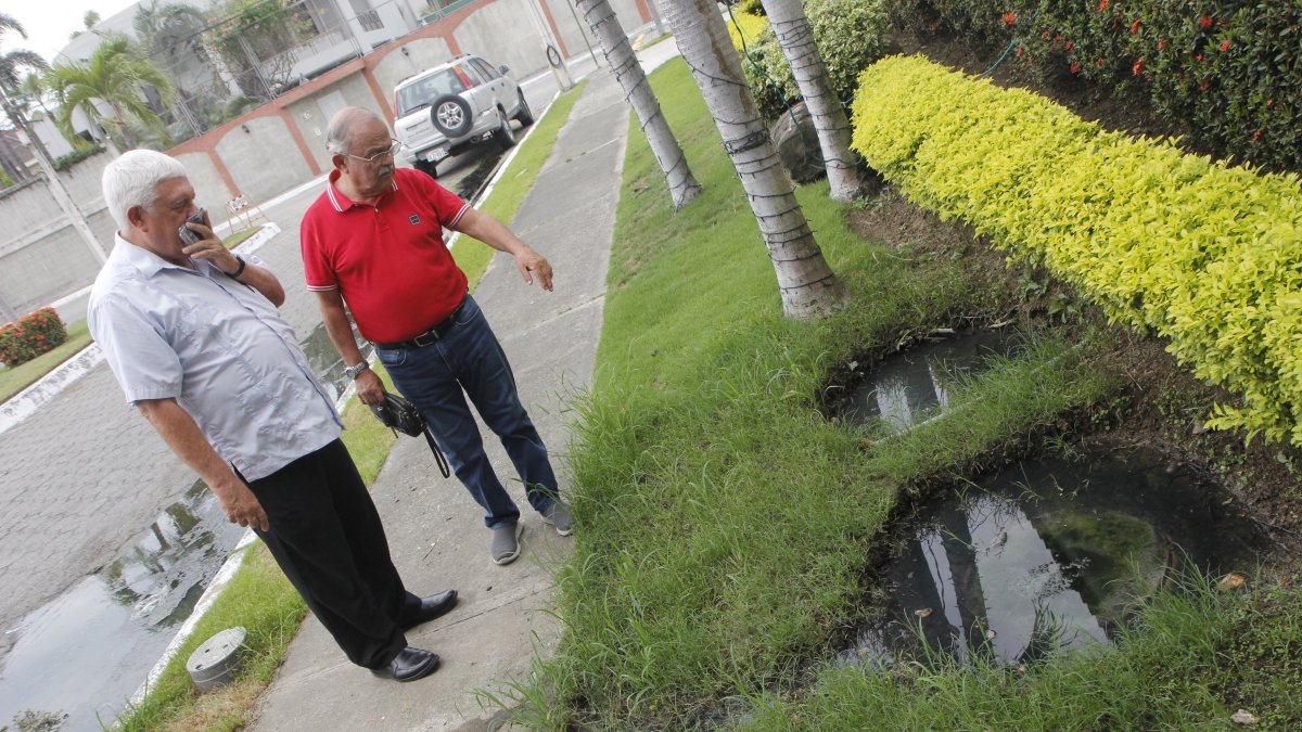Jardines. En el interior de los jardines, el agua se desborda. Los residentes muestran su incomodidad y reclaman por la falta de alcantarillado en la ciudadela Aquamarina.