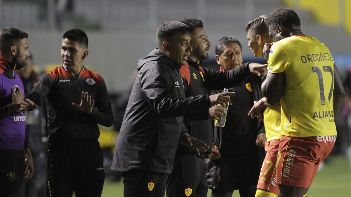 César Farías (c) diseñó una exigente pretemporada en la que tuvo diez juegos amistosos.