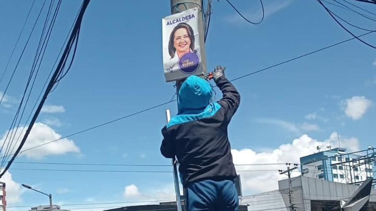 Acciones. Personal de la campaña de Luz Elena Coloma retira afiches.