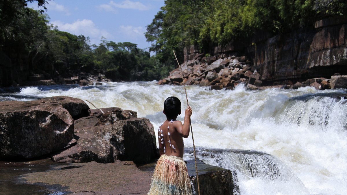 Un niño indígena observa el río Igara-Paraná, el 26 de enero de 2023, en La Chorrera (Colombia).
