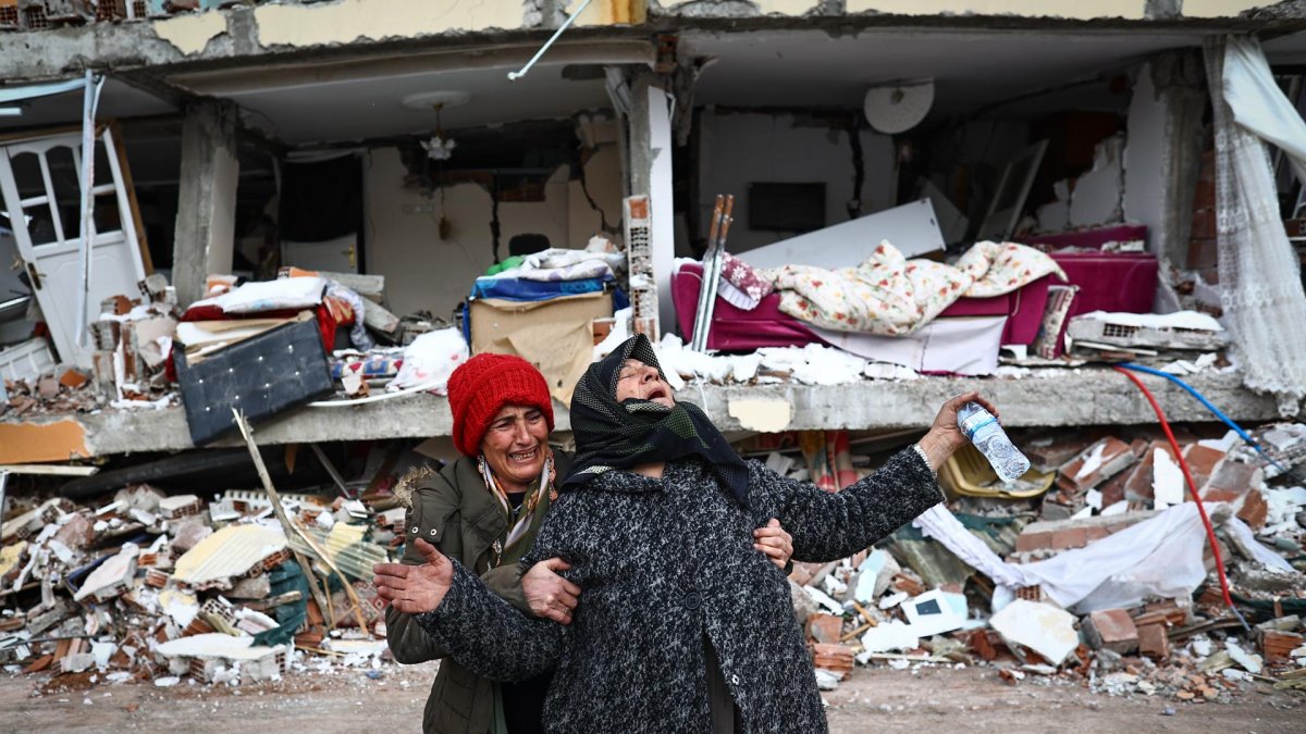 Dos mujeres se lamentan junto a un edificio derrumbado tras el gran terremoto en el distrito de Elbistan de Kahramanmaras, Turquía, el 08 de febrero de 2023.
