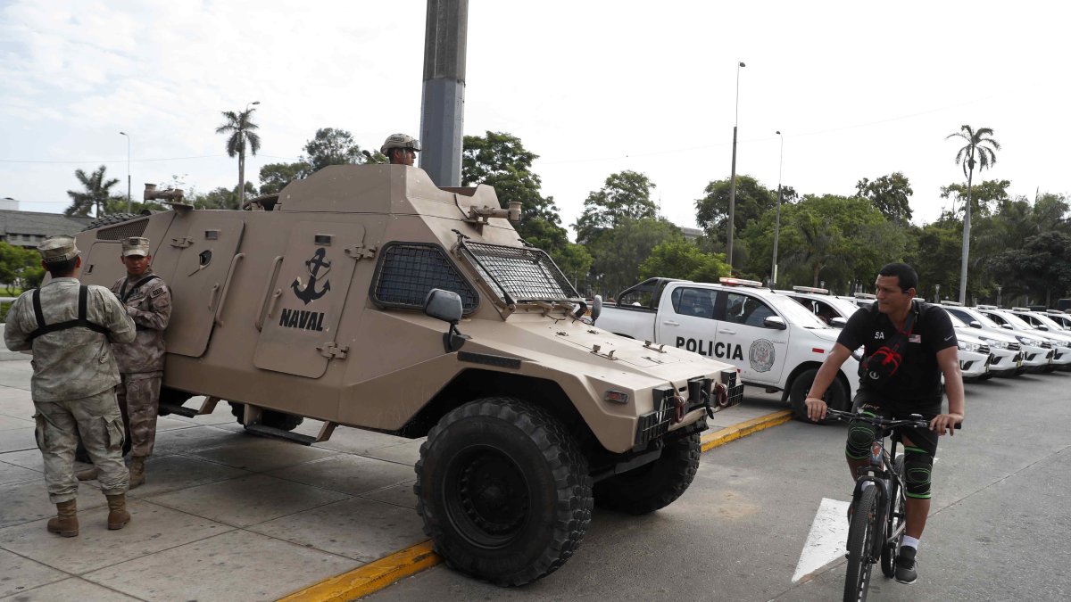 Militares y policías custodian las calles, en el centro de Lima (Perú). Foto de archivo.