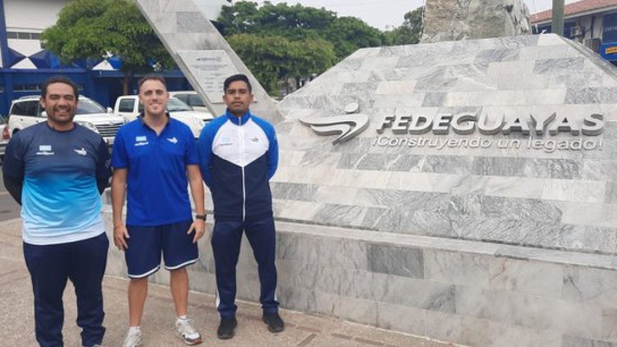 Amato (c) con el cuerpo técnico con el que trabajará.