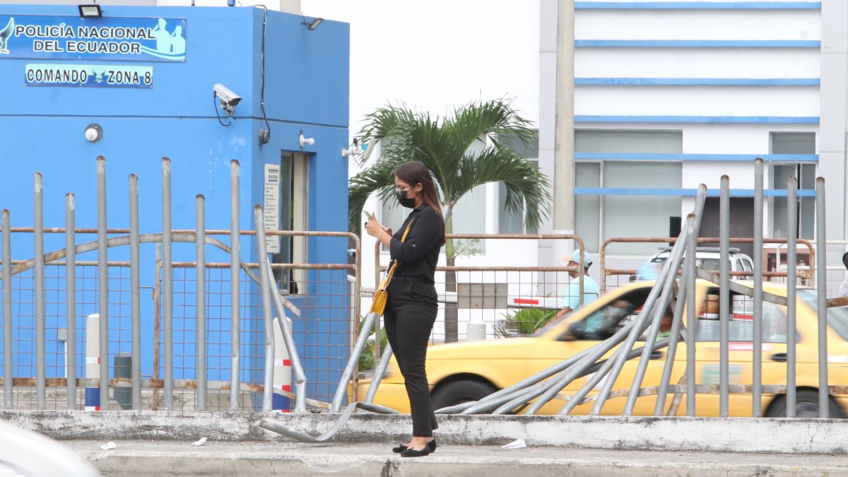 Barandas dañadas dan paso a los peatones a cruzar la avenida de las Américas de un extremo a otro.