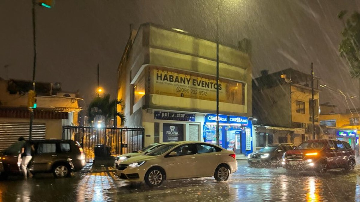 En puntos como Sauces 9 las lluvias han llenado las calles de agua.