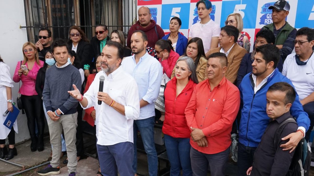 El nuevo alcalde apareció junto a los concejales del correísmo que fueron electos el 5 de febrero de 2023.