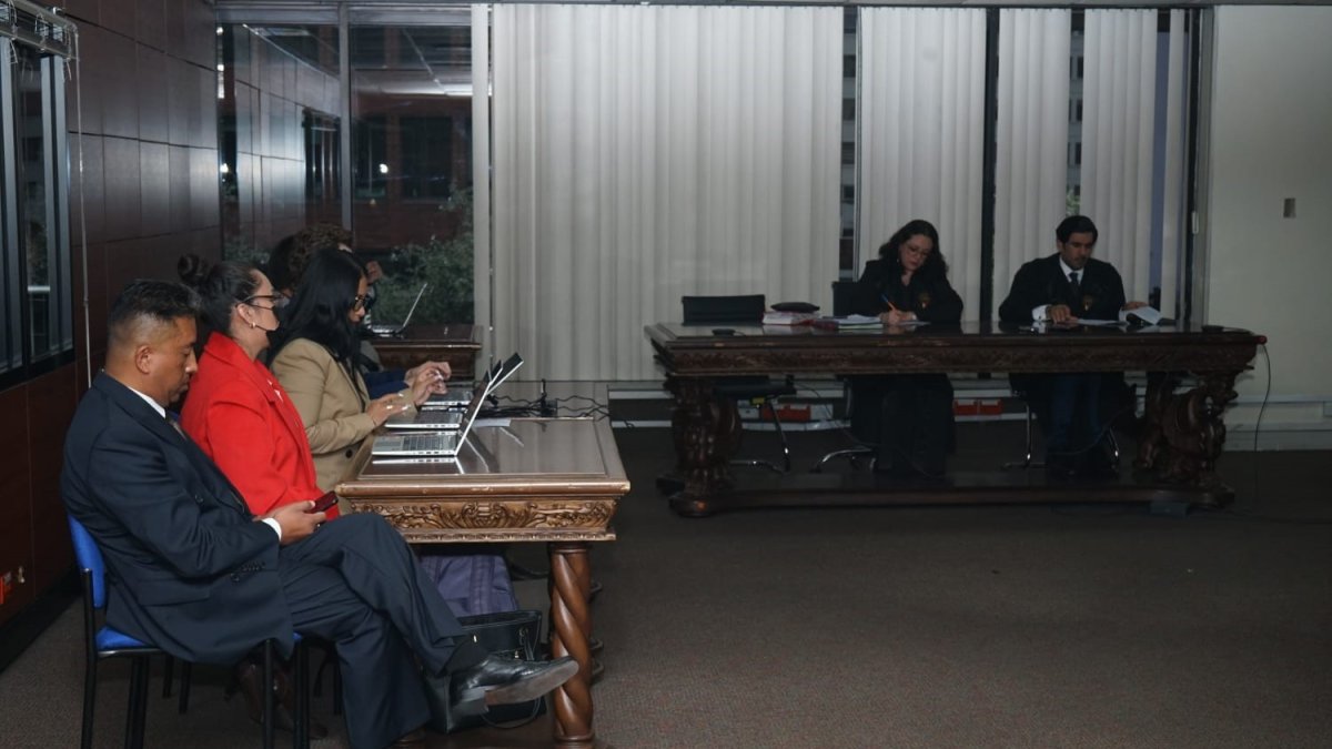 Diligencia. Jueces y abogados en el mezanine de la Corte en donde no se pudo instalar la audiencia.