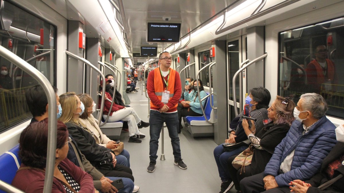 Capacitación. Mientras los usuarios viajan en el tren, reciben información relevante sobre paradas, formas de operación, entre otras