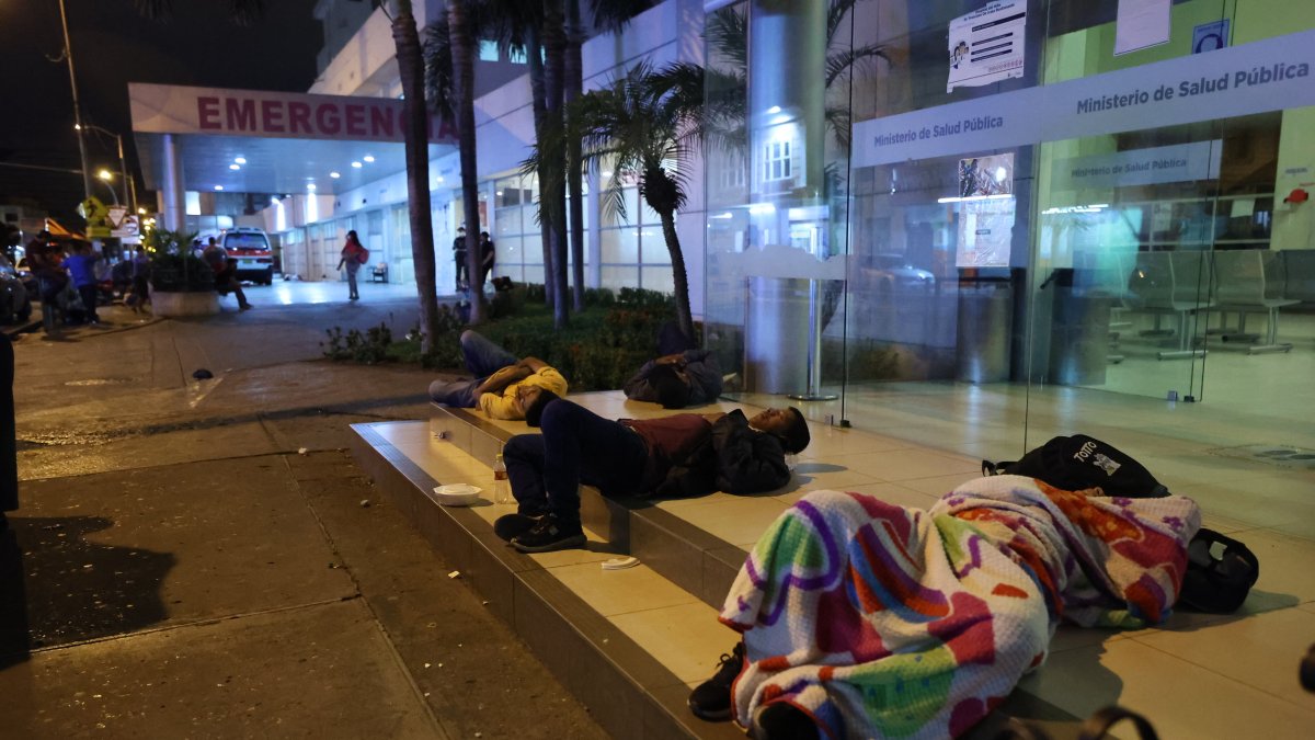 Estadía. Los parientes de los pacientes se acomodan en el piso, cerca de Emergencias cada noche para dormir.