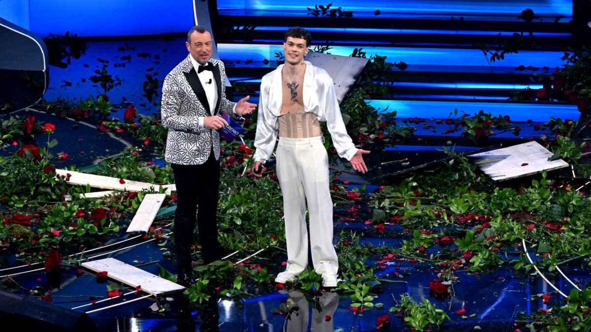 Momentos en que el artista italiano se disculpa por su comportamiento.