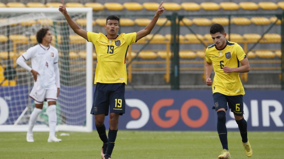 Cristhoper Zambrano (i) de Ecuador celebra su gol, en un partido de la fase final del Campeonato Sudamericano Sub'20 entre las selecciones de Ecuador y Venezuela en el estadio de Techo en Bogotá.