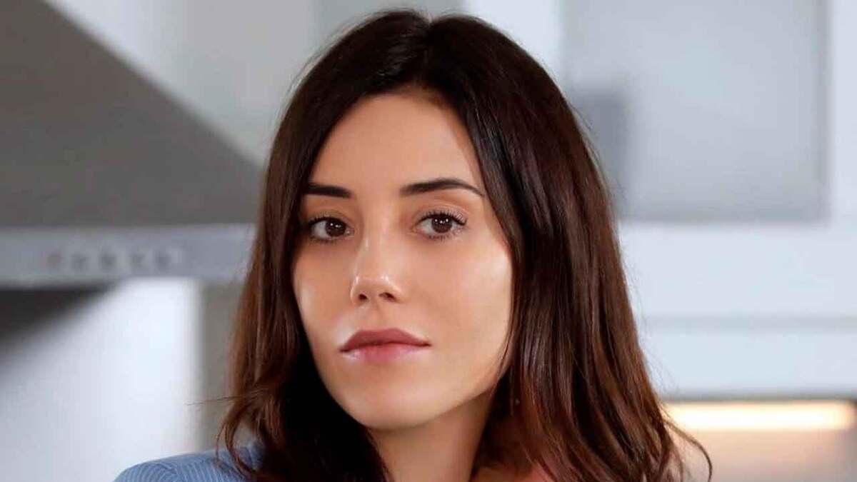 Cansu Dere estará junto a otros artistas en la recaudación de fondos para ayudar a los afectados del terremoto.