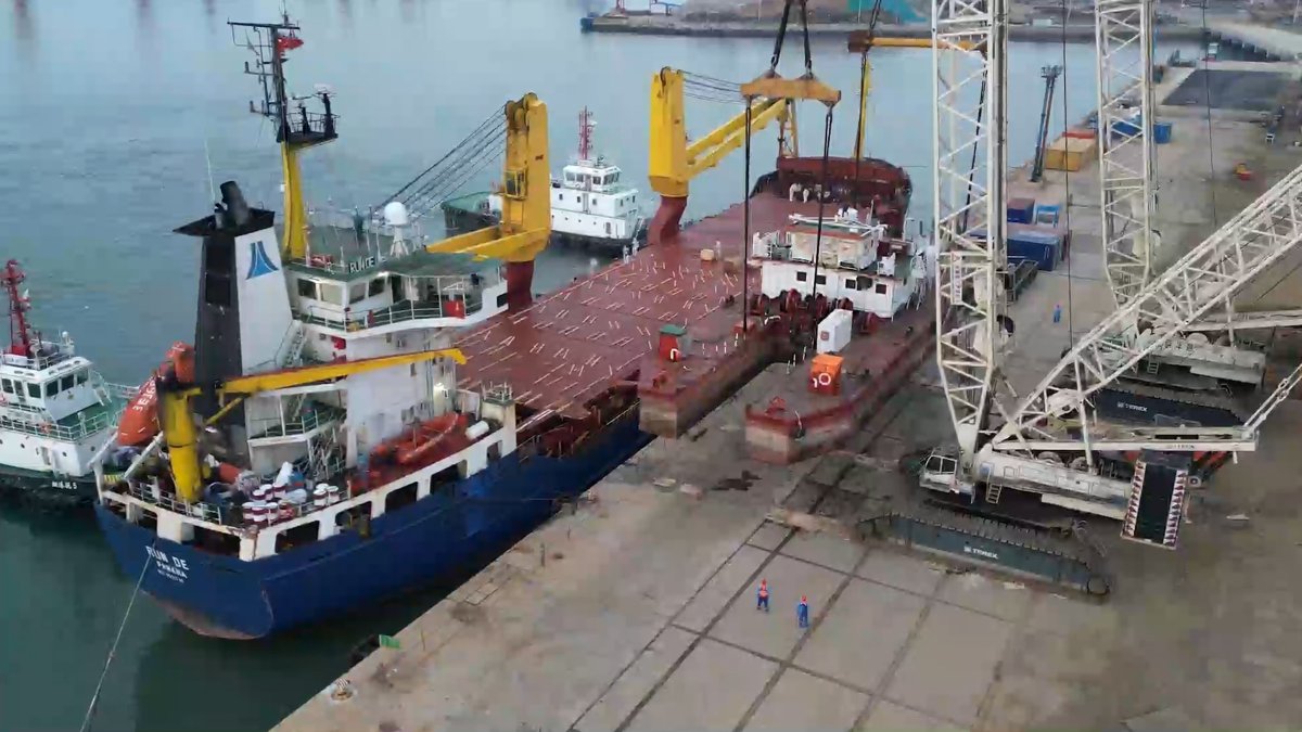 Dato. Es el buque Run De, que trae la draga abordo, en el puerto de China previo al zarpe en octubre pasado.