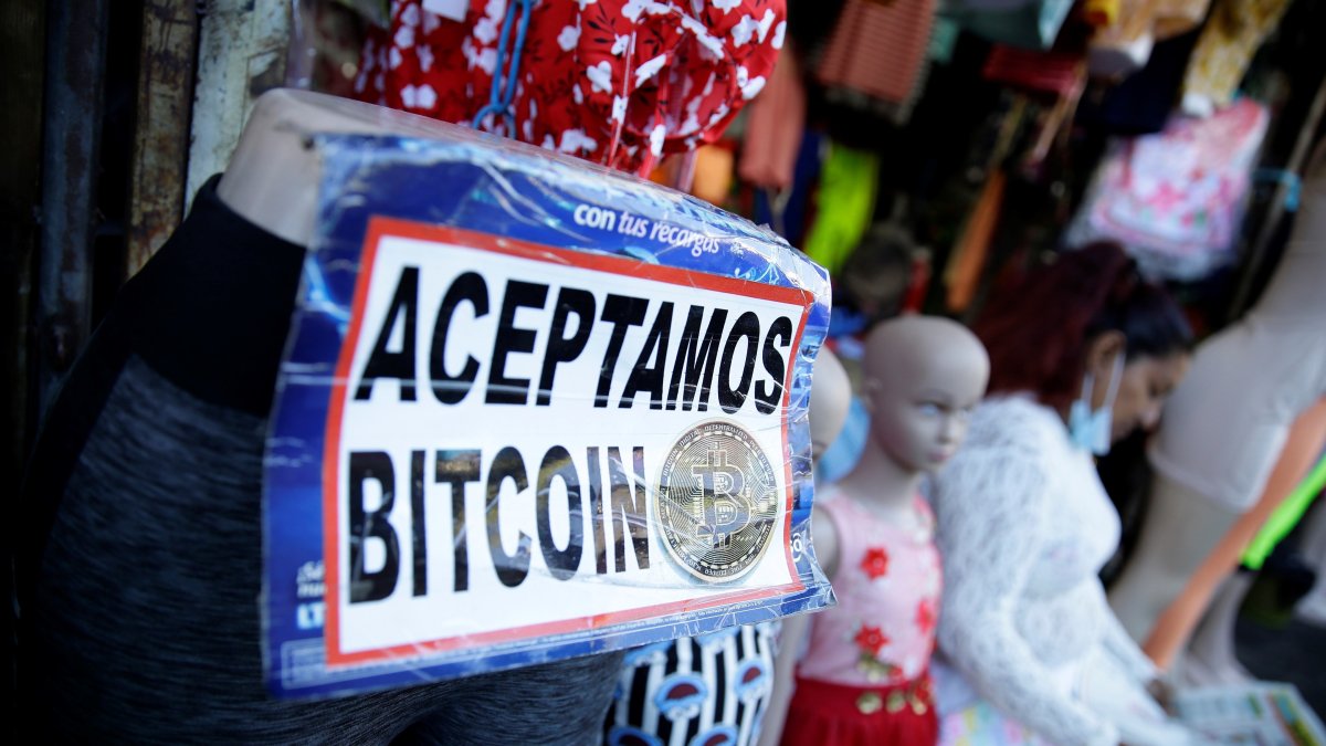 Comercio. Uno de los almacenes en El Salvador que acepta la criptomoneda como forma de pago.