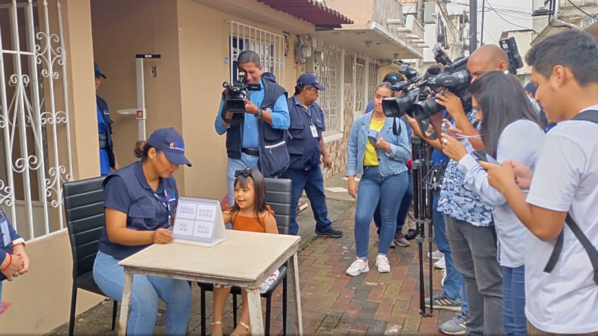 El personal del INEC que realiza la encuesta sobre desnutrición infantil asiste con sus credenciales.