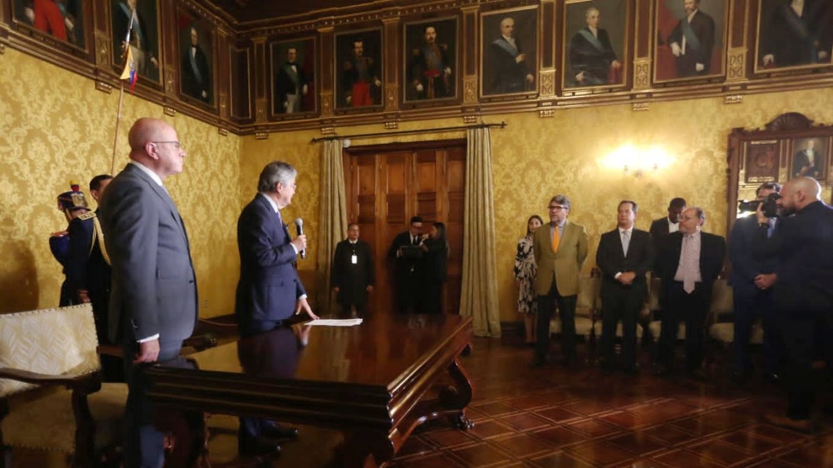 El presidente Lasso pidió a los nuevos funcionarios cumplir el código de ética y escuchar a la ciudadanía.