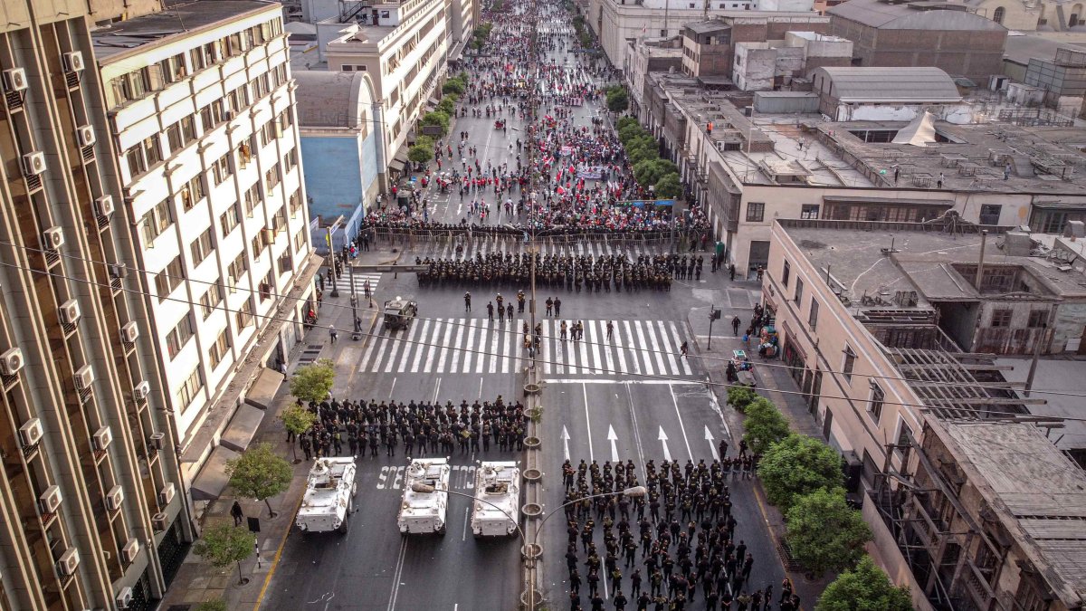 Manifestantes son detenidos hoy jueves 9 de febrero por la policía en la avenida Abancay, cerca al congreso en Lima (Perú).