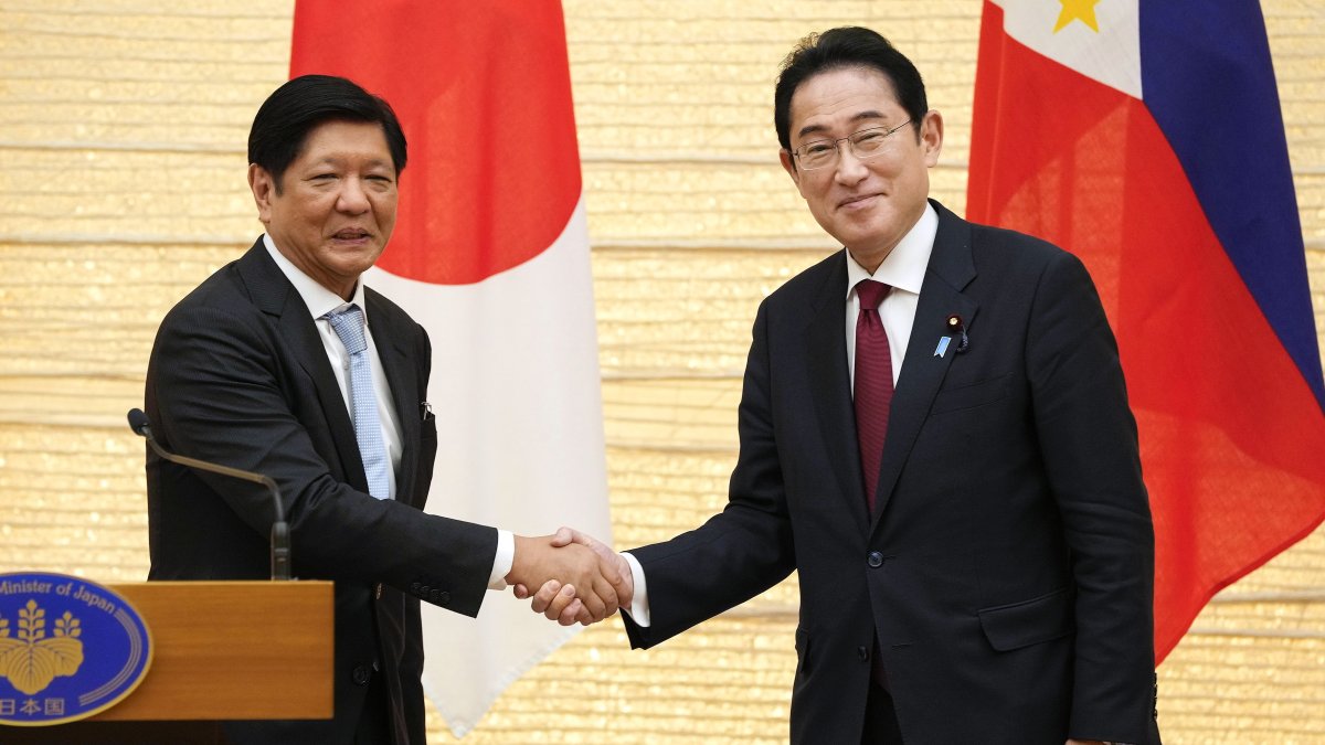 El presidente de Filipinas, Ferdinand Marcos Jr (I), y el primer ministro japonés, Fumio Kishida (D). EFE/EPA/KIMIMASA MAYAMA/