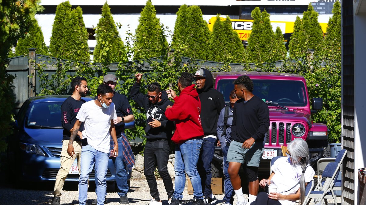 Vista de un grupo de inmigrantes enviados por Florida a Martha's Vineyard, en Massachusetts, en una fotografía de archivo.