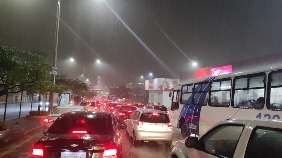 En la avenida Las Aguas, en el norte, el tráfico está paralizado.