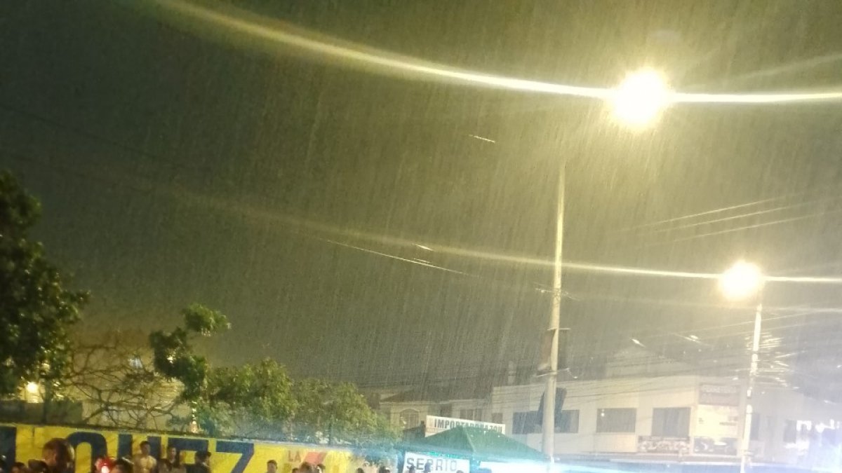 Machala. Los supuestos asaltantes yacen en la calle tras el tiroteo.