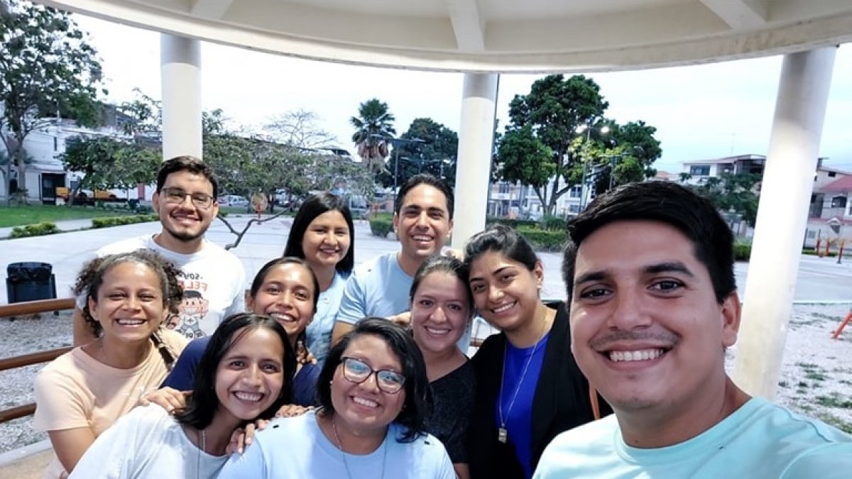 Miembros de la Comunidad Familias Misioneras de Cristo, del sector de Acuarela del Río, en Guayaquil, cumplen un retino.