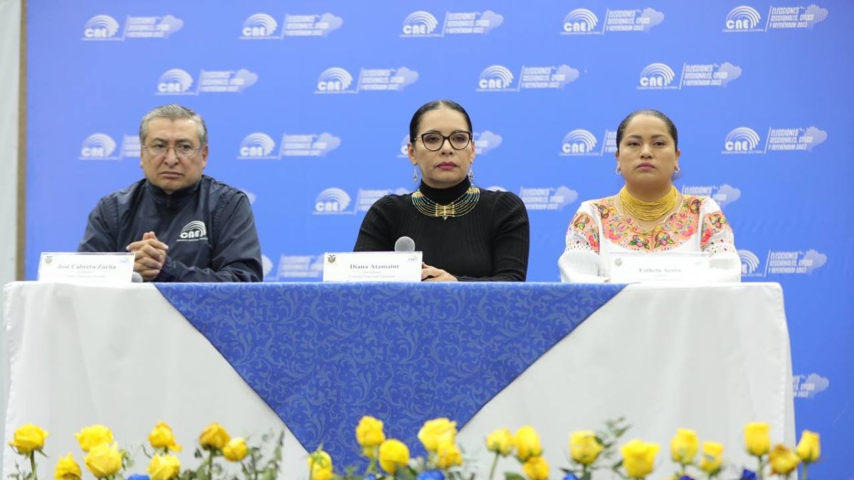 Atamaint apareció la noche del 9 de febrero junto a los consejeros Esthela Acero y José Cabrera.