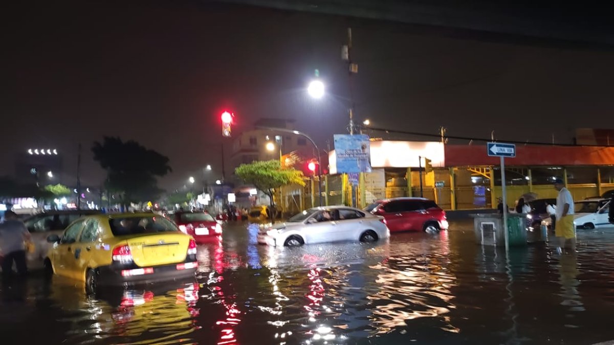 Varios automóviles se quedaron estancados por el agua.