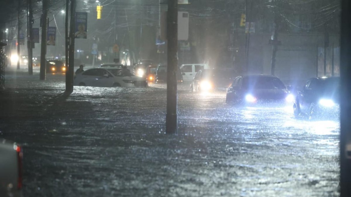 Las calles quedaron inundadas tras el aguacero.