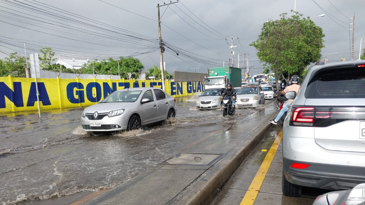 Las vías se mantienen llenas de agua y esto ha causado atascos posteriores a la lluvia de ayer 9 de febrero