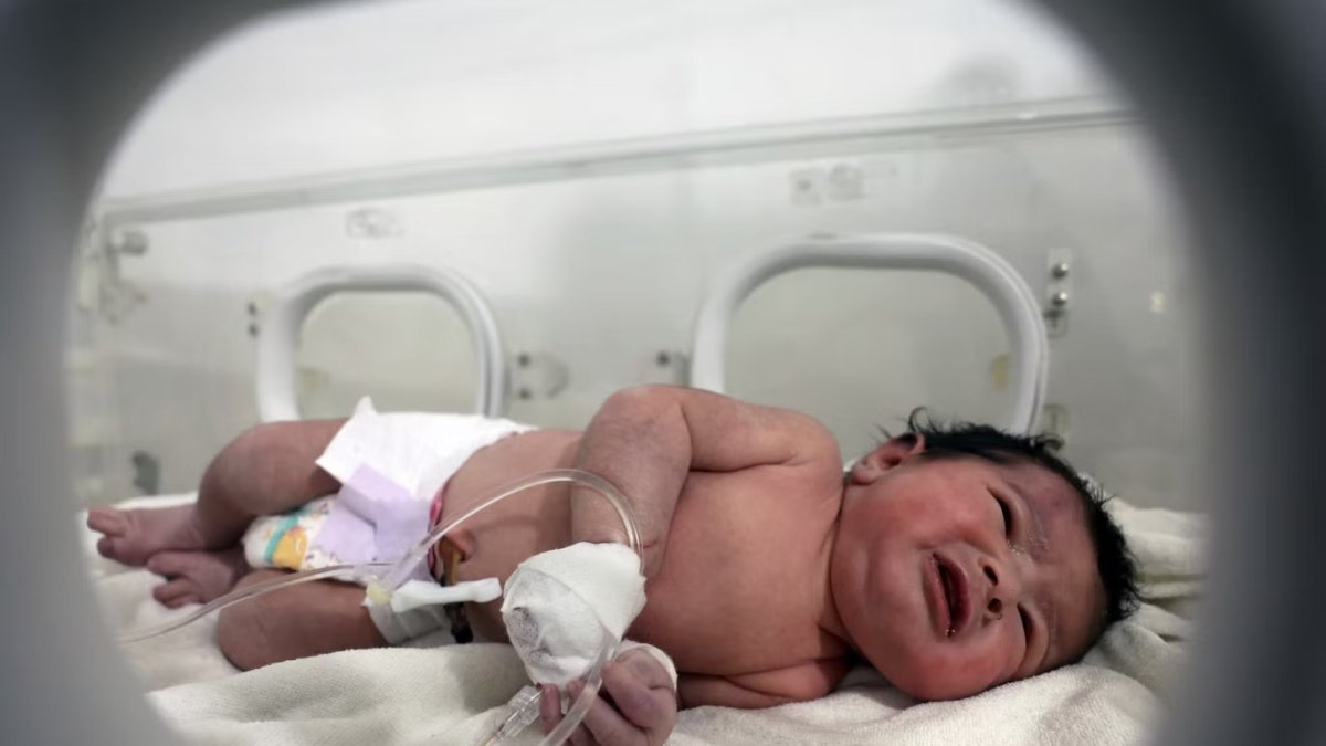 Aya nació en la localidad de Jindares, una de las más afectadas por los seísmos en Siria, cuando su madre permanecía sepultada por los escombros.