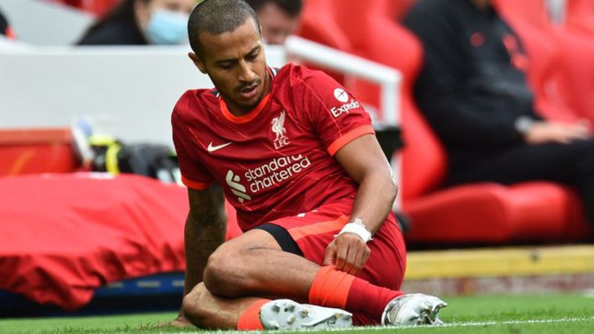 Thiago Alcántara lesionado en el campo de juego