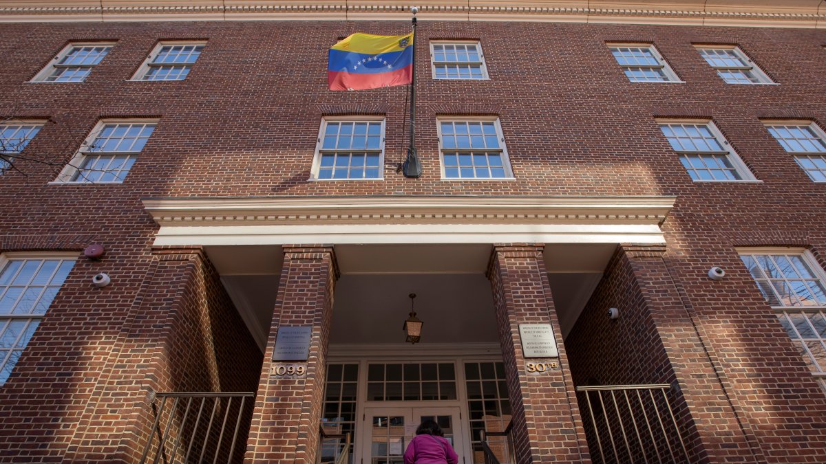 Vista de la Embajada de Venezuela en Washington (EE.UU.), en una fotografía de archivo. EFE/Erik S. Lesser
