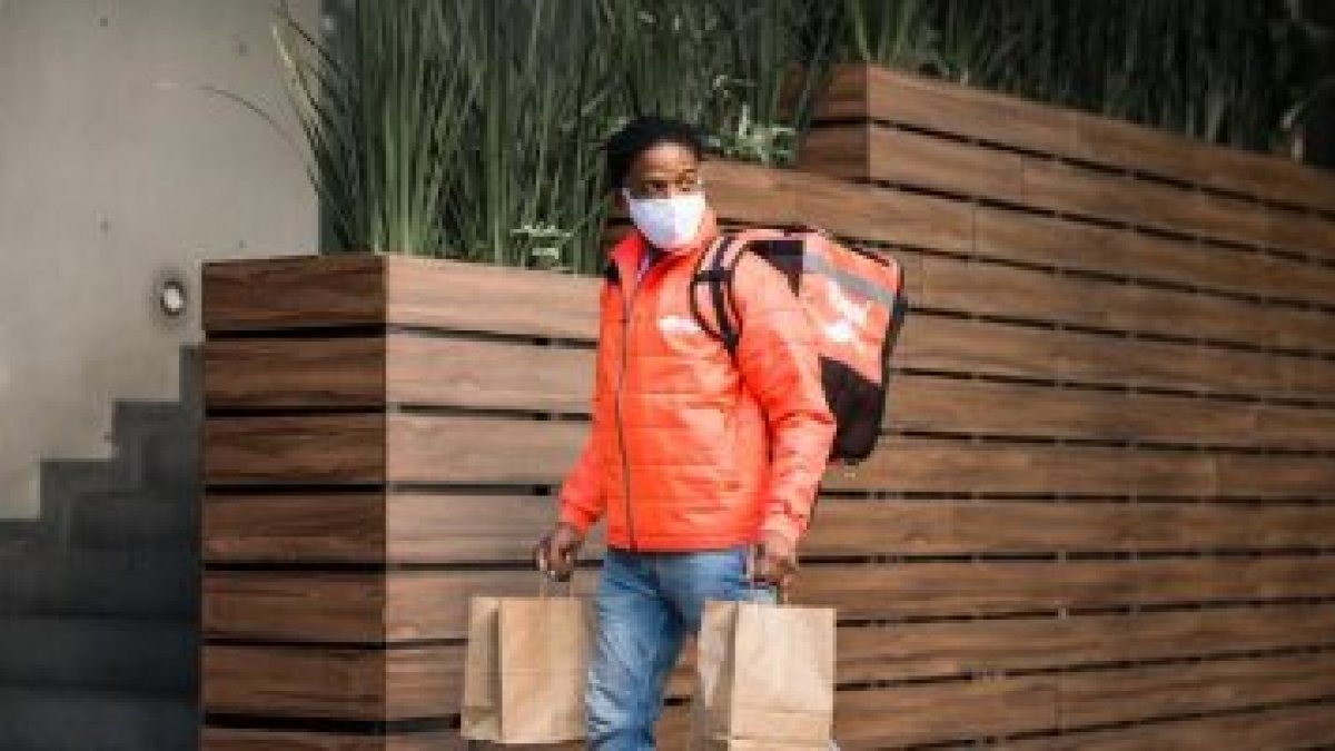 Servicio.- Una de las personas que trabaja en entregas a domicilio.