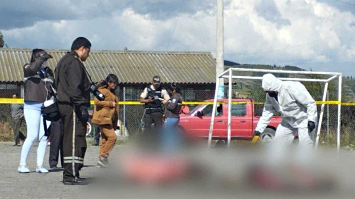 Toacazo. Investigadores de la Policía recogen evidencias en el sitio donde se suscitaron los hechos.