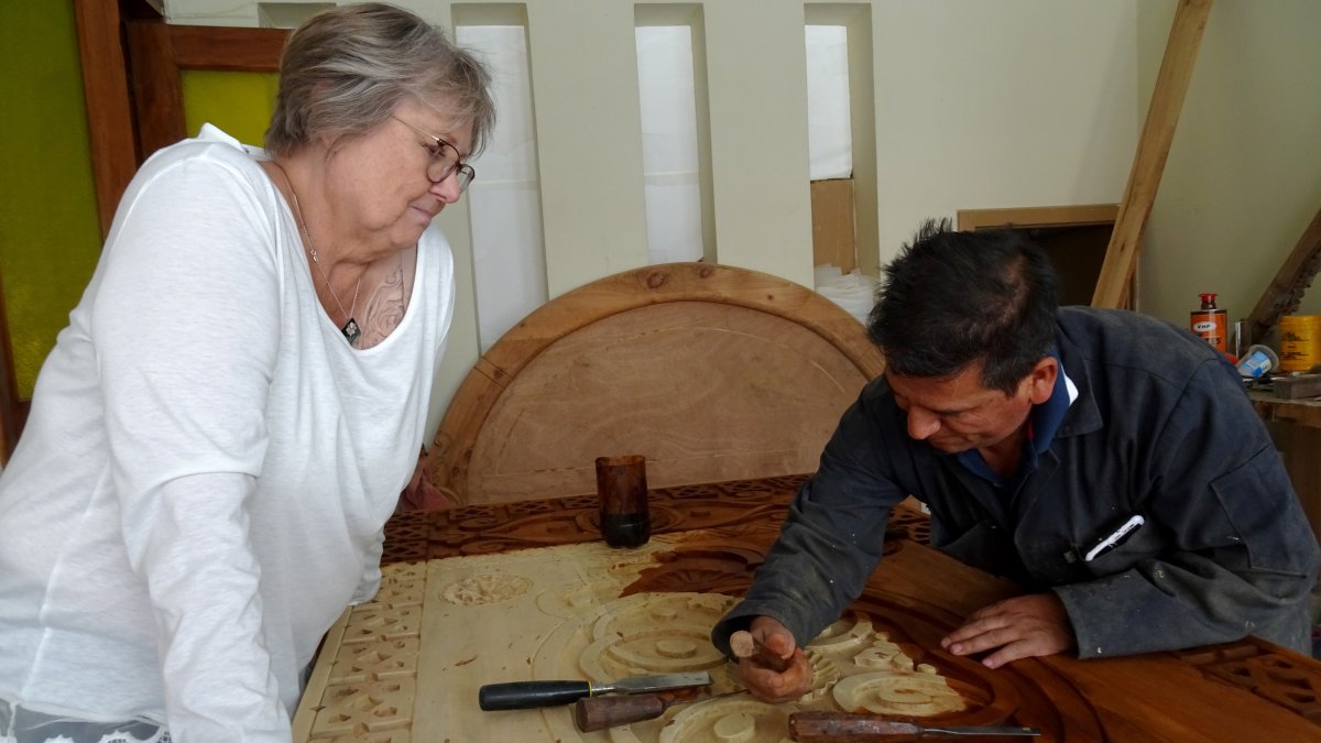 Cuenca. Diana Lutke llevará en avión hasta Florida los muebles labrados cuyo proceso de talla acompañó.