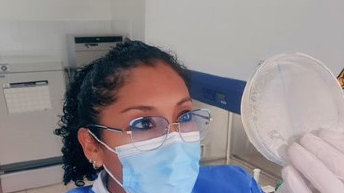 Elizabeth Minda es Ingeniera en Biotecnología. Su campo de investigación son las enfermedades zoonóticas, principalmente la brucelosis.