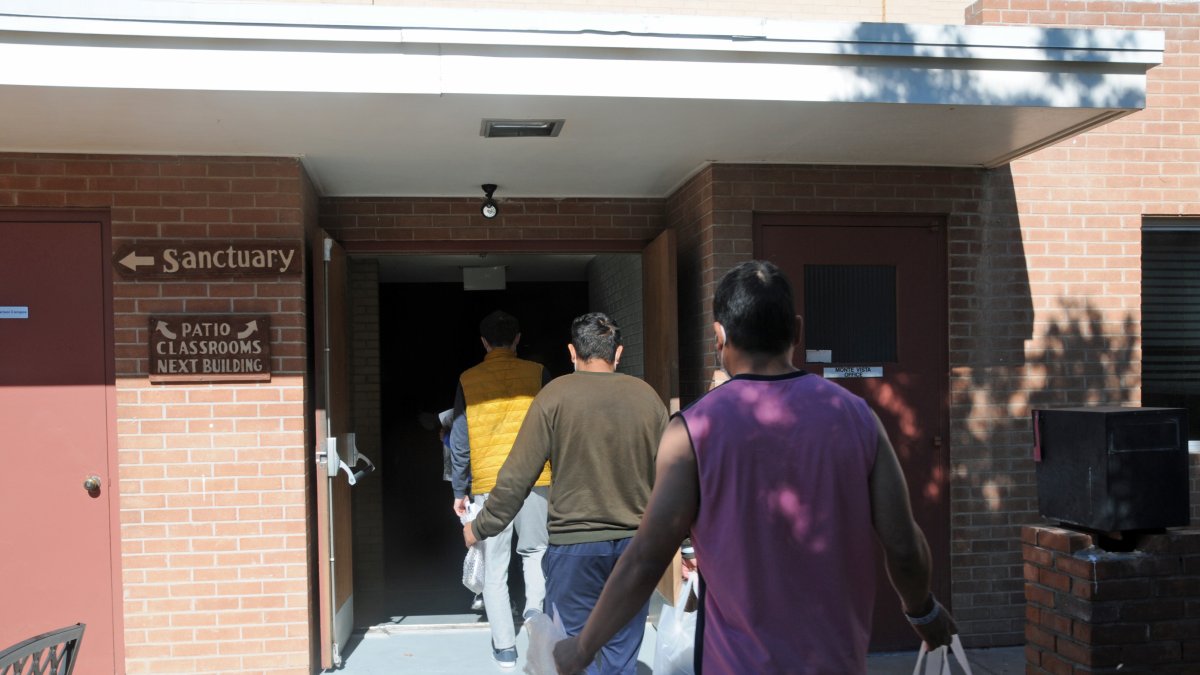 Phoenix. Migrantes llegan al albergue de la iglesia Monte Vista.