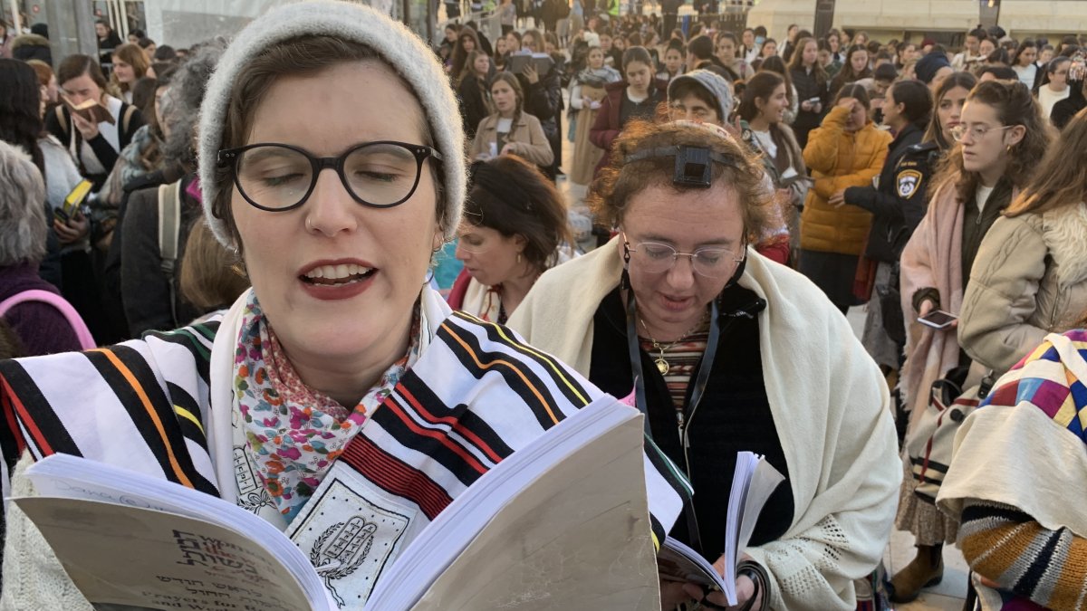 Varias judías ortodoxas rezan en la sección para mujeres del Muro de los Lamentos en Jerusalén, Israel este viernes 10 de febrero de 2023.. EFE/ 
