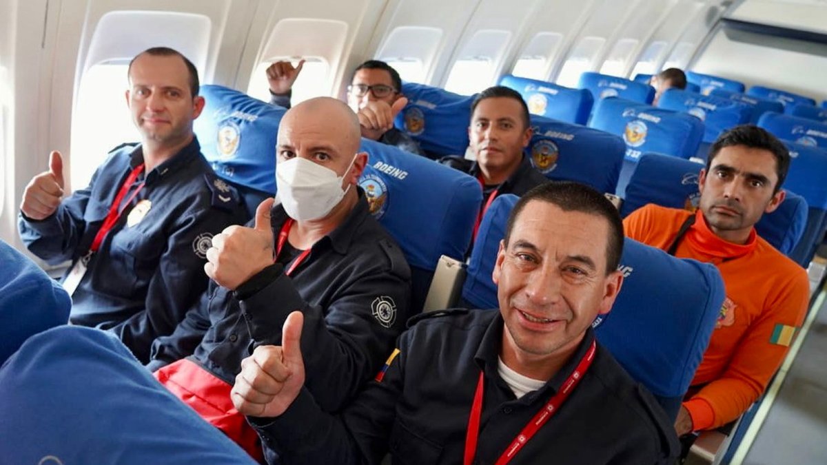 Acompañados. Junto a los uniformados también viajaron paramédicos, para dar asistencia a los necesitados