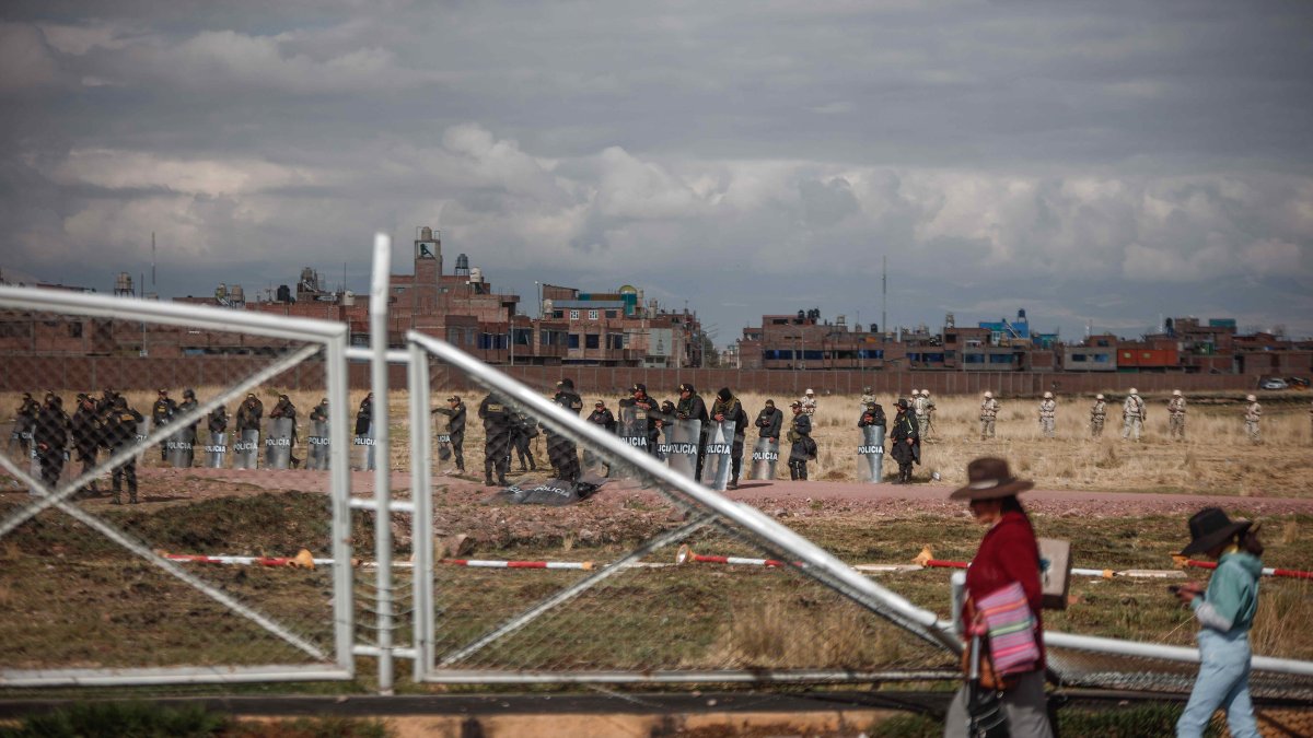 Policías y militares resguardan las inmediaciones del aeropuerto de Juliaca, en una fotografía de archivo. EFE/Aldair Mejía.