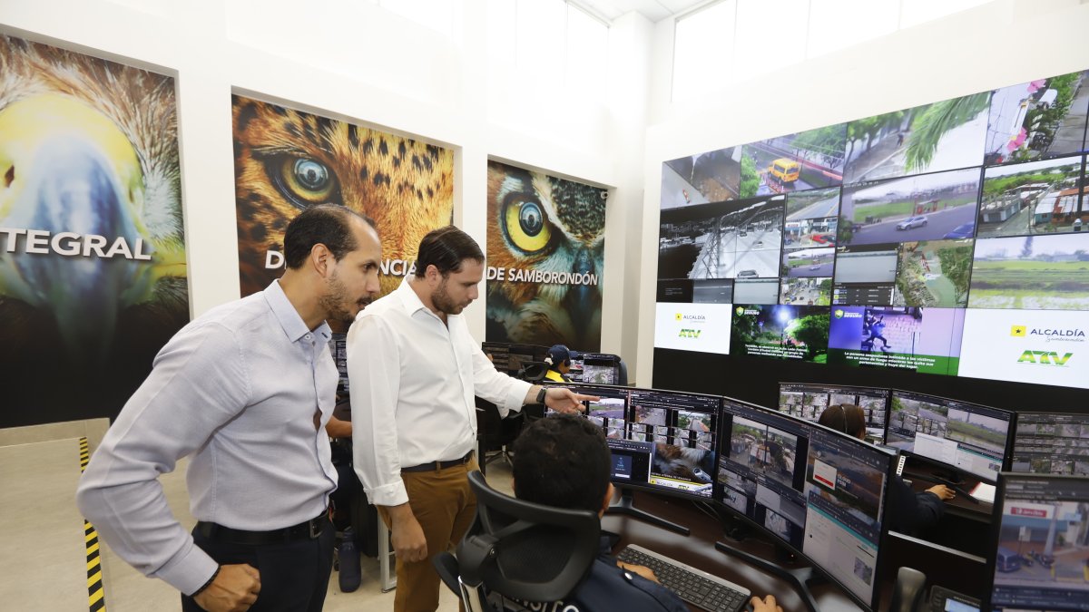 Monitoreo. Un total de 36 operadores monitorean más de 350 cámaras colocadas en Samborondón, desde el CMVS, en tres turnos, las 24 horas 7 días de la semana.