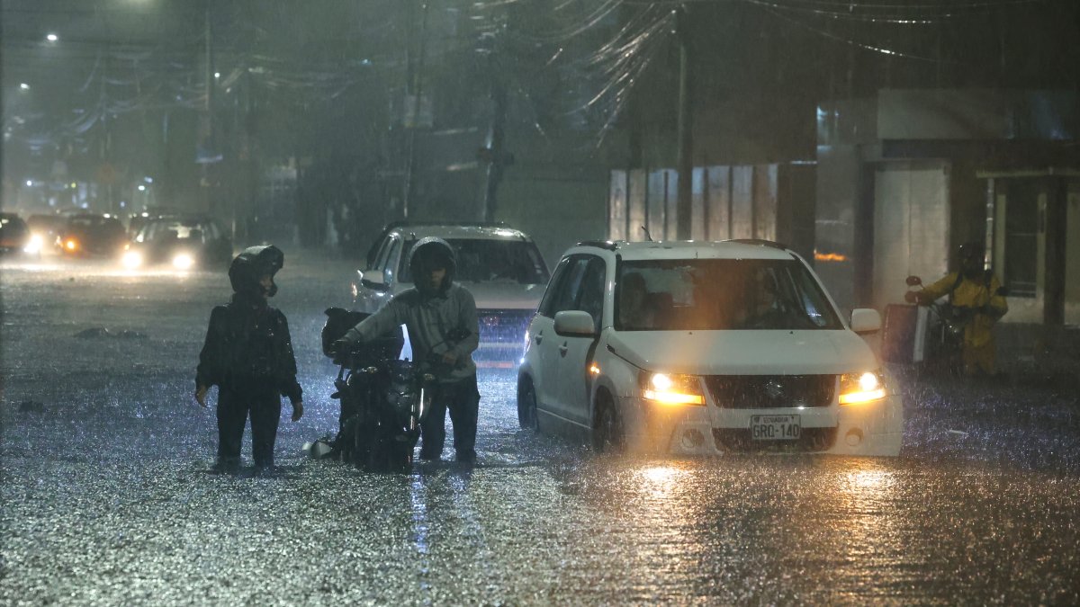 Inundación. Cientos de vehículos se quedaron dañados en medio de la vía, debido a la fuerte lluvia que cayó en Guayaquil el pasado jueves 9 de febrero. El tráfico se intensificó.