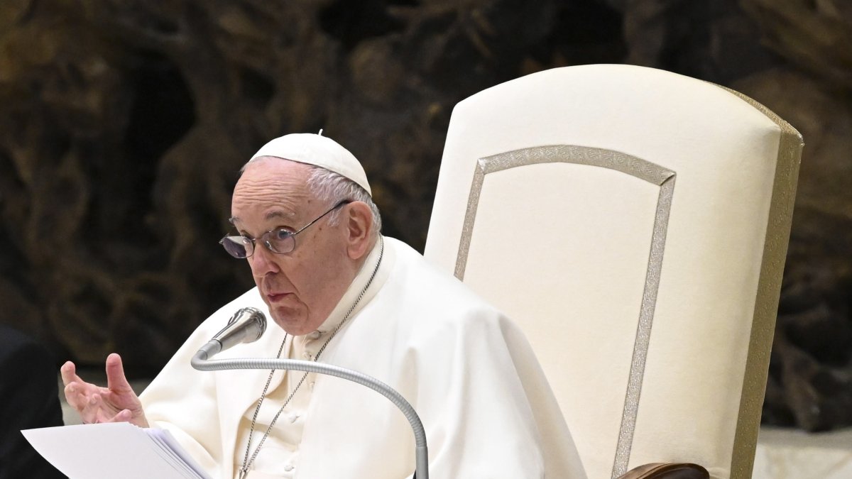 El Papa Francisco se dirige a los fieles durante su audiencia general semanal en el Aula Paolo VI, Vaticano, 08 de febrero de 2023
