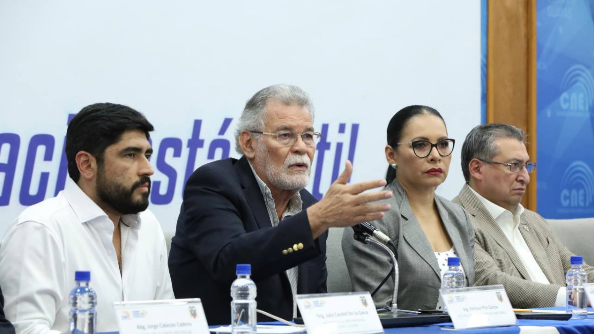 Atamaint estuvo acompañada por Enrique Pita, José Cabrera, Esthela Acero y el encargado de la delegación del Guayas, Wilson Hinojosa.