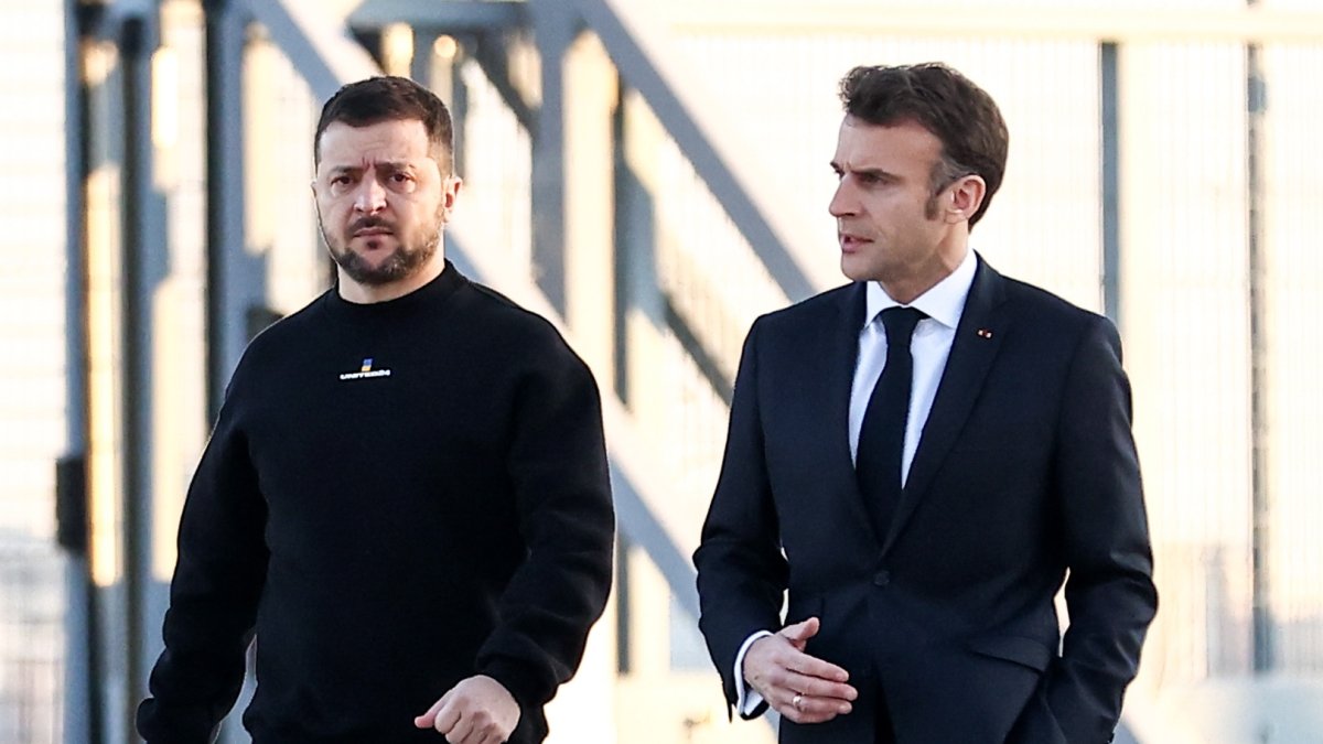 El presidente francés, Emmanuel Macron (d), camina junto al presidente de Ucrania, Volodimir Zelenski (i),
